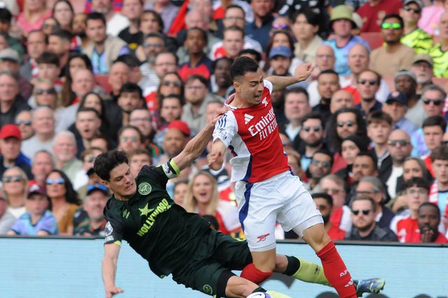 Gabriel Martinelli luta com Christian Norgaard no Arsenal-Brentofrd