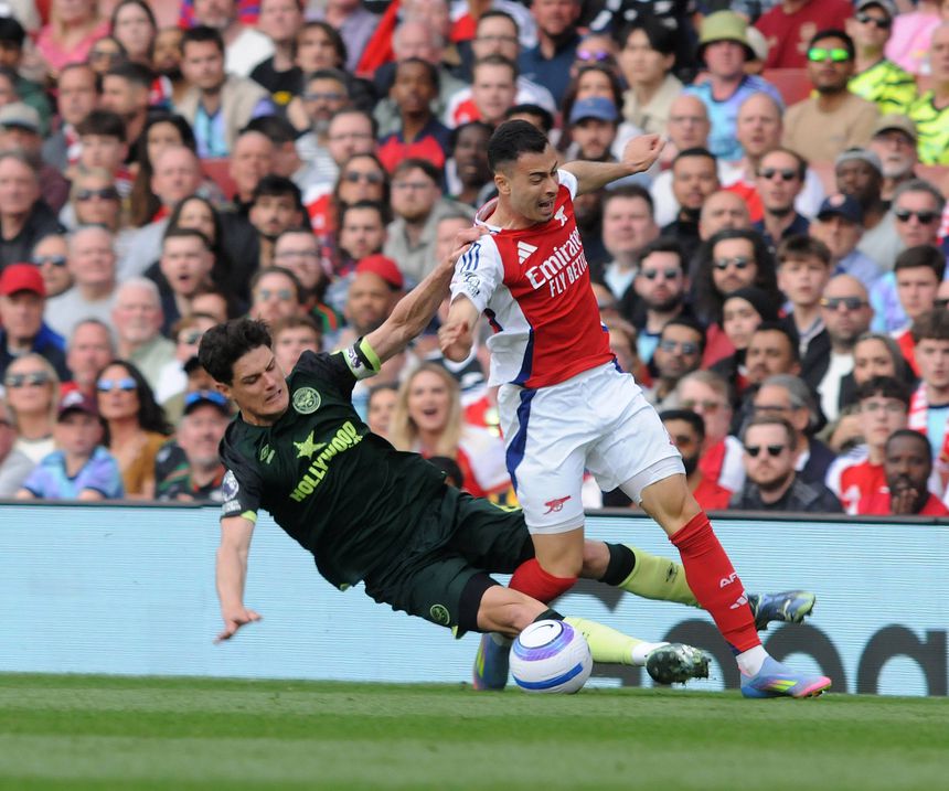 Gabriel Martinelli luta com Christian Norgaard no Arsenal-Brentofrd