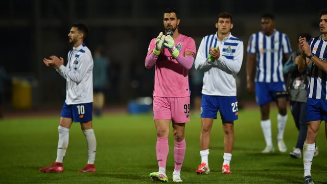 Jogadores do FC Porto agradecem apoio dos adeptos após vitória no reduto do Casa Pia (Miguel Nunes)