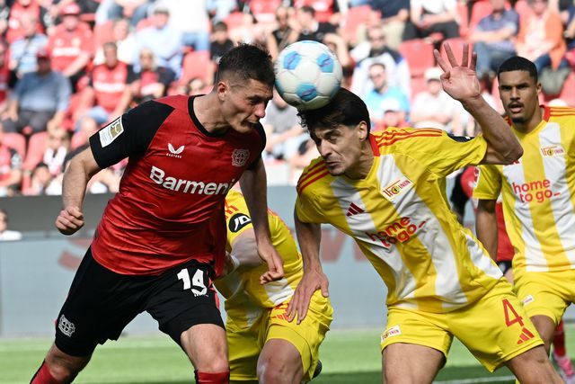 Patrik Schick disputa a bola com Diogo Leite