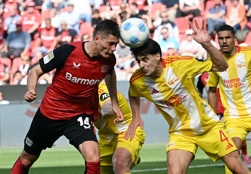 Patrik Schick disputa a bola com Diogo Leite