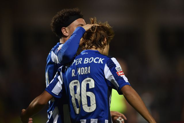 Mora acarinhado por Pepê após ter marcado o golo que deu a vitória ao FC Porto no reduto do Casa Pia (foto: Miguel Nunes)