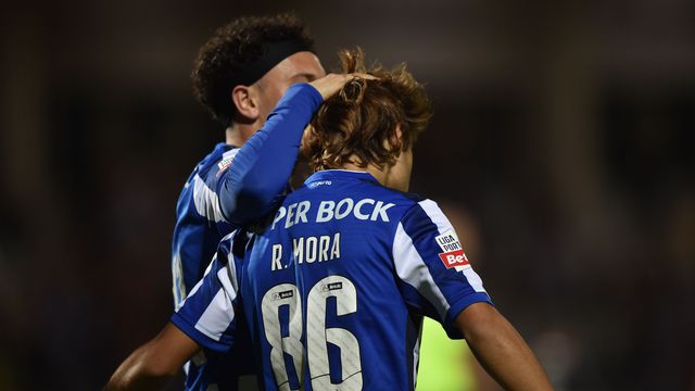 Mora acarinhado por Pepê após ter marcado o golo que deu a vitória ao FC Porto no reduto do Casa Pia (foto: Miguel Nunes)