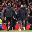 Eddie Howe a cumprimentar Ruben Amorim, em Old Trafford, antes do Man. United-Newcastle