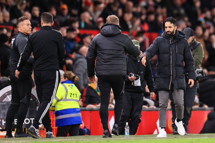 Eddie Howe a cumprimentar Ruben Amorim, em Old Trafford, antes do Man. United-Newcastle