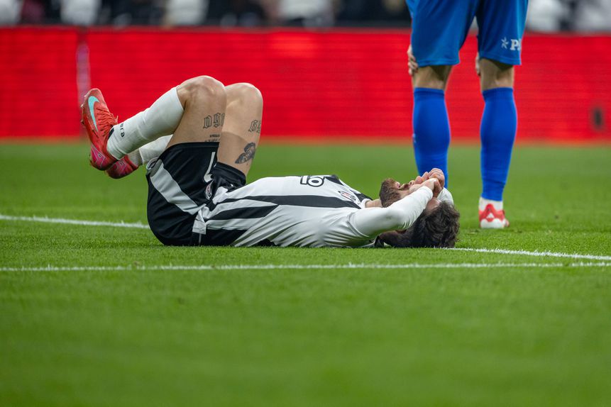 Rafa Silva no chão em dificuldades