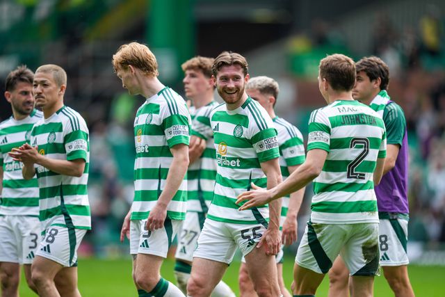 Jogadores do Celtic a celebrarem a conquista de mais três pontos