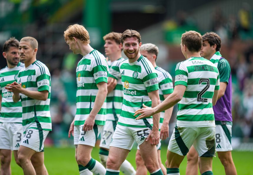 Jogadores do Celtic a celebrarem a conquista de mais três pontos