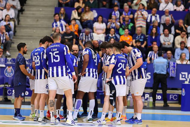A equipa de andebol do FC Porto num desconto de tempo
