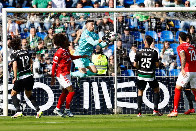 Rui Silva agarra a bola no Santa Clara-Sporting (Grafislab)