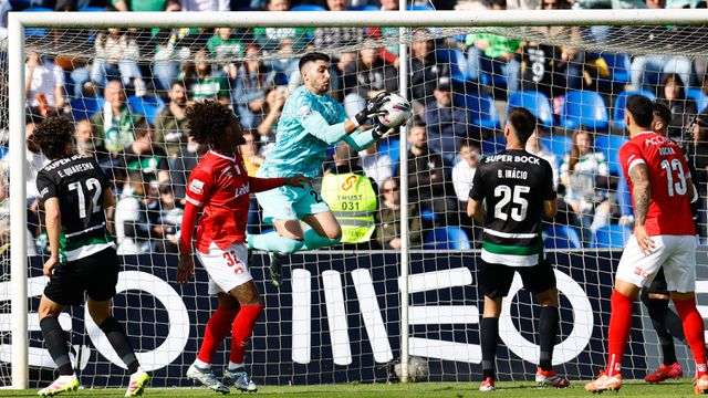 Rui Silva agarra a bola no Santa Clara-Sporting (Grafislab)