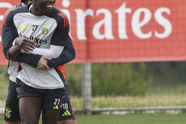 Benfica treina a sorrir e com extremo em foco (fotos)