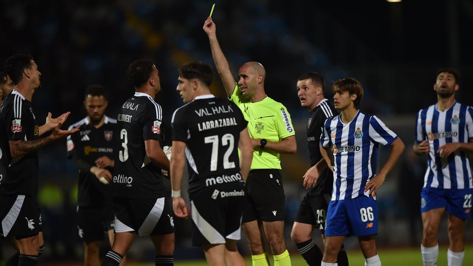 Larrazabal, com o 72 nas costas, observa momento em que é mostrado um amarelo
