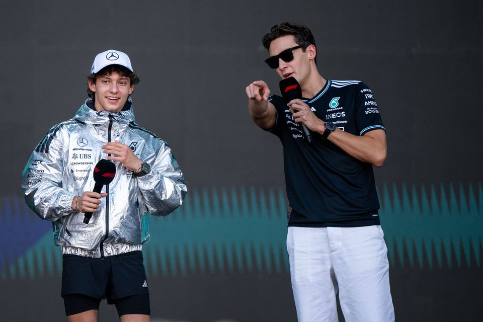 Andrea Kimi Antonelli ao lado de George Russell