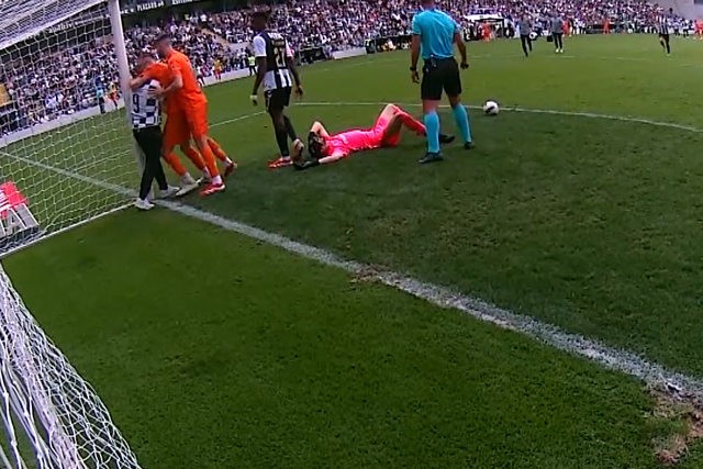 Vídeo: adepto invade relvado durante Boavista-Nacional