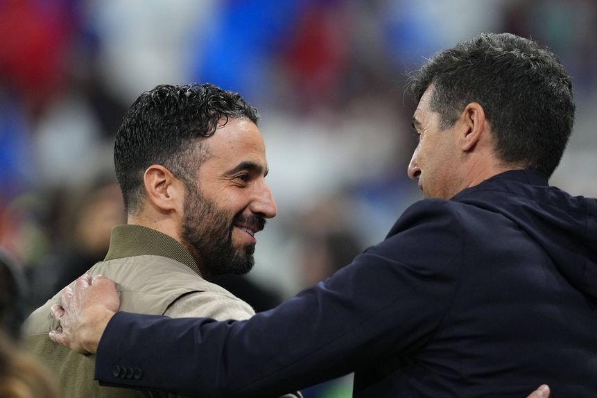 Ruben Amorim a falar com Paulo Fonseca antes do Lyon-Man. United