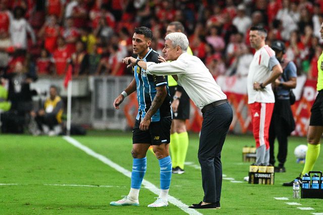 Luís Castro dá indicações no Grêmio