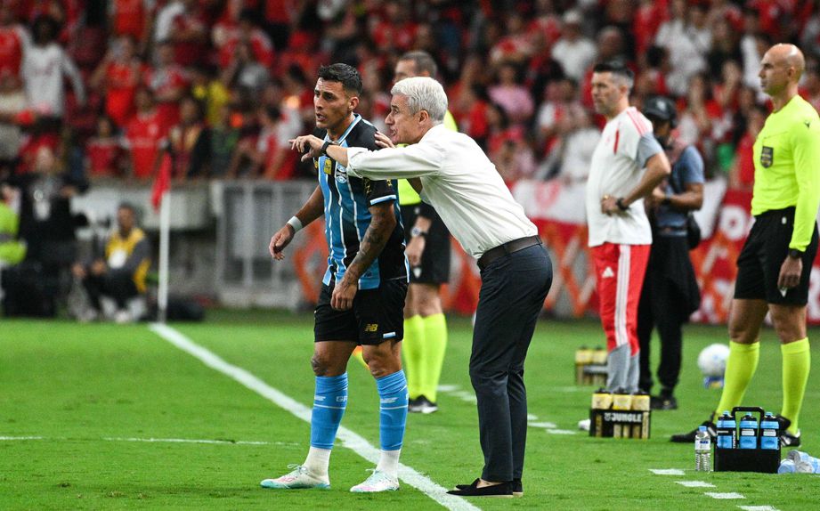 Luís Castro dá indicações no Grêmio
