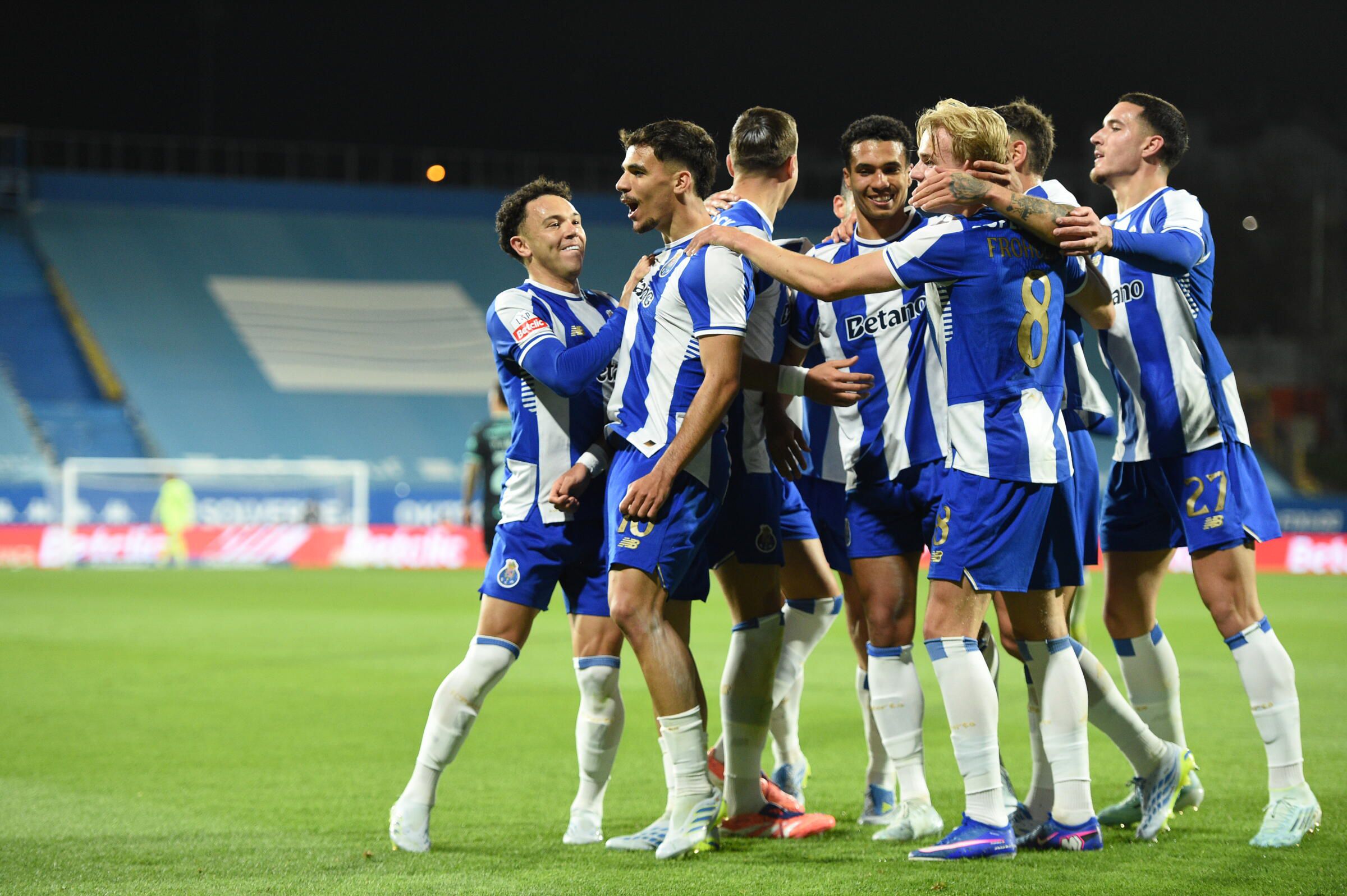 O FC Porto festeja o 2-0, graças a autogolo de Xeka - Foto: Sérgio Miguel Santos