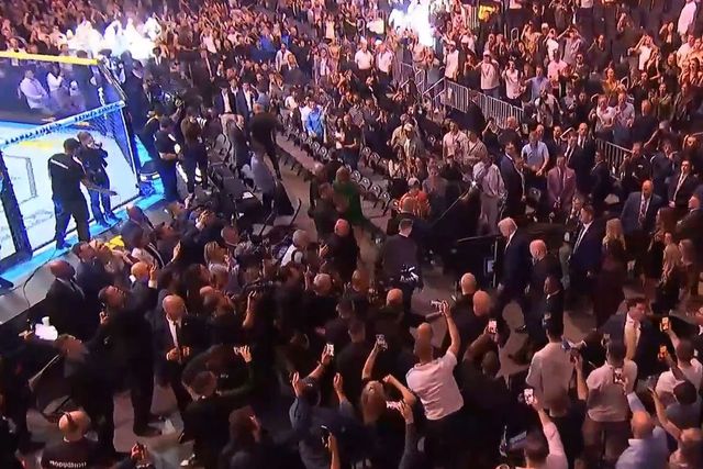 Trump no UFC em Miami enquanto decorrem negociações de paz com o Irão