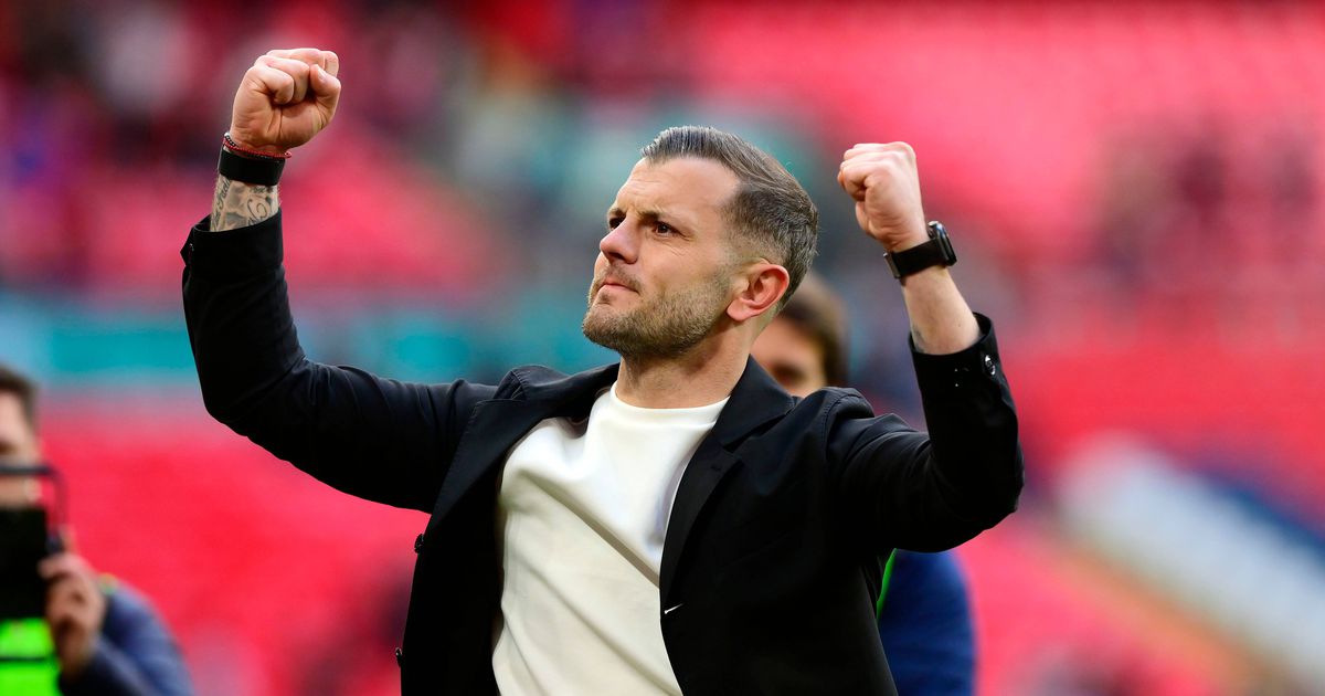 Wilshere vence primeiro troféu como treinador após reviravolta... na secretaria