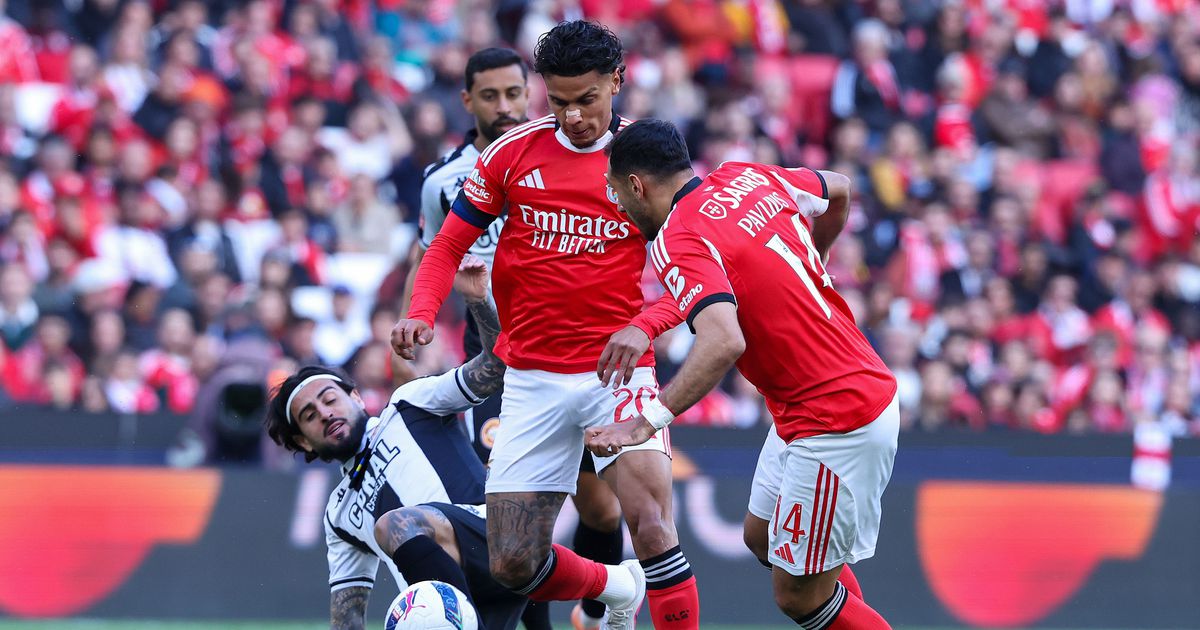 Tudo corre mal: Pavlidis desperdiça penálti (vídeo)