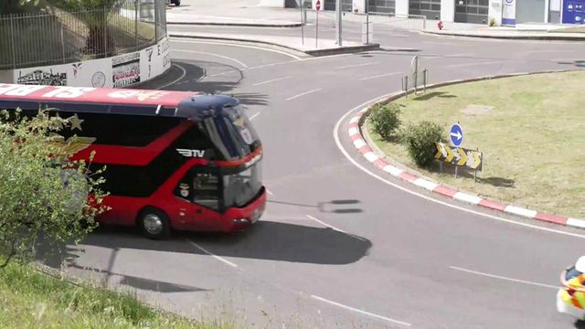 Adeptos do Benfica recebem equipa com tímidos aplausos