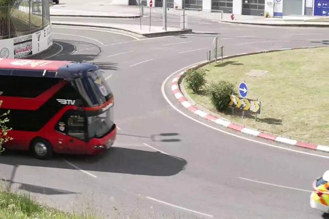 Adeptos do Benfica recebem equipa com tímidos aplausos