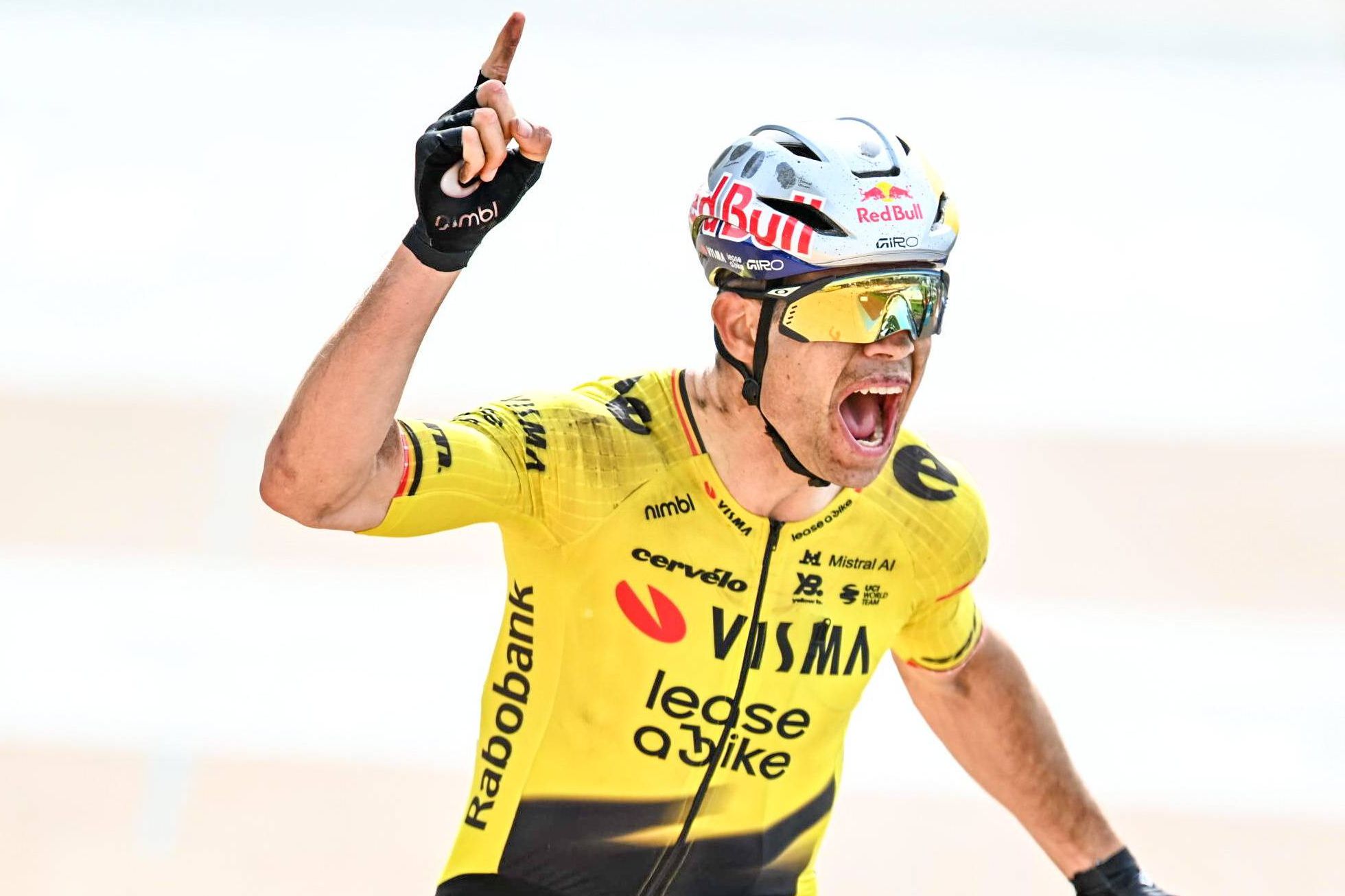 Van Aert venceu o Paris-Roubaix batendo Pogacar nos últimos metros. IMAGO