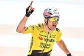 Van Aert venceu o Paris-Roubaix batendo Pogacar nos últimos metros. IMAGO
