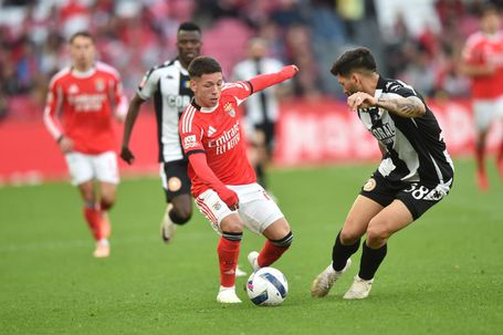 Prestianni, extremo do Benfica, com a bola no jogo frente ao Nacional (foto: Miguel Nunes)