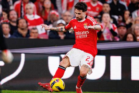 Rafa Silva a envergar o equipamento (foto: Miguel Nunes)