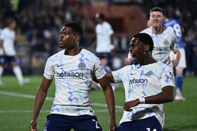 Inter opera reviravolta épica em Como e segura liderança após susto inicial