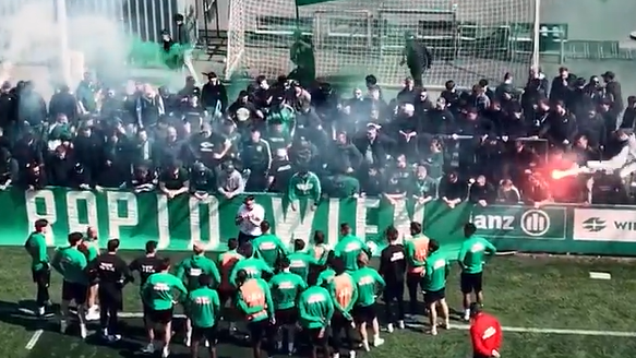 Ultras do Rapid Viena mostram o seu apoio no treino antes de dérbi