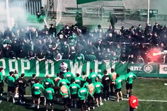 Ultras do Rapid Viena mostram o seu apoio no treino antes de dérbi