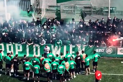 Ultras do Rapid Viena mostram o seu apoio no treino antes de dérbi