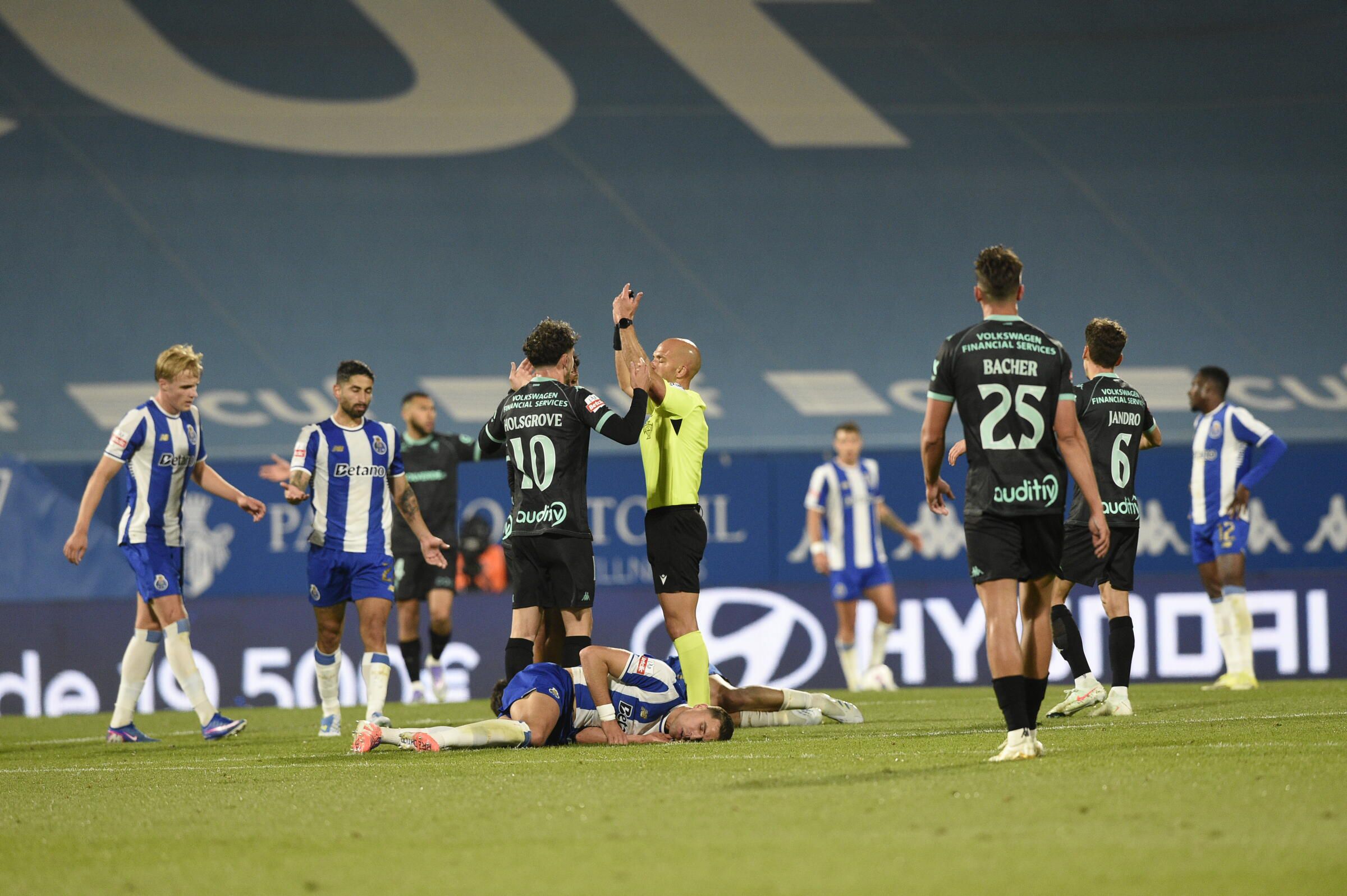 Dois jogadores receberam assistência - Foto: Sérgio Miguel Santos