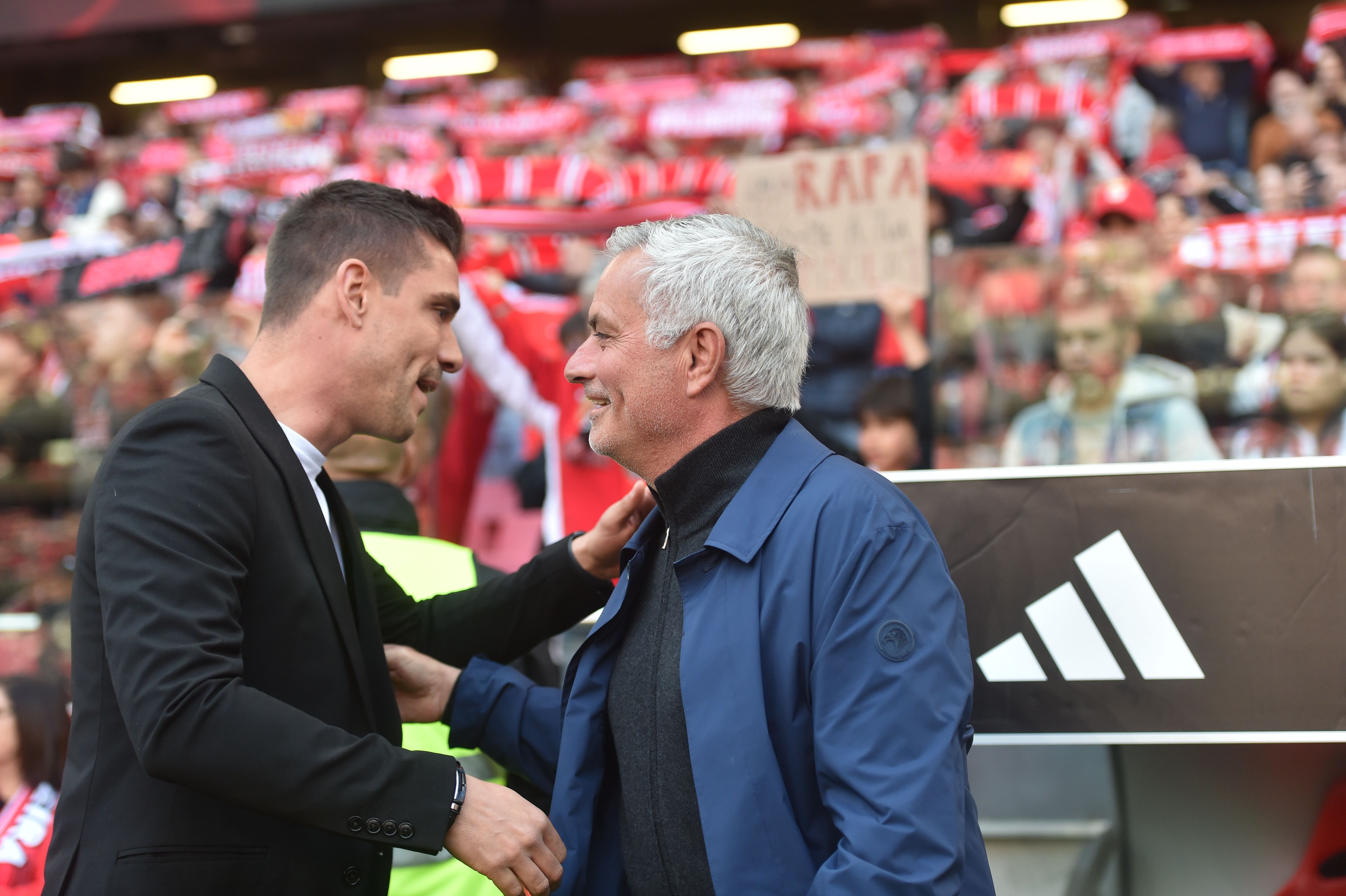 Cumprimento entre José Mourinho e Tiago Margarido - Foto: Miguel Nunes