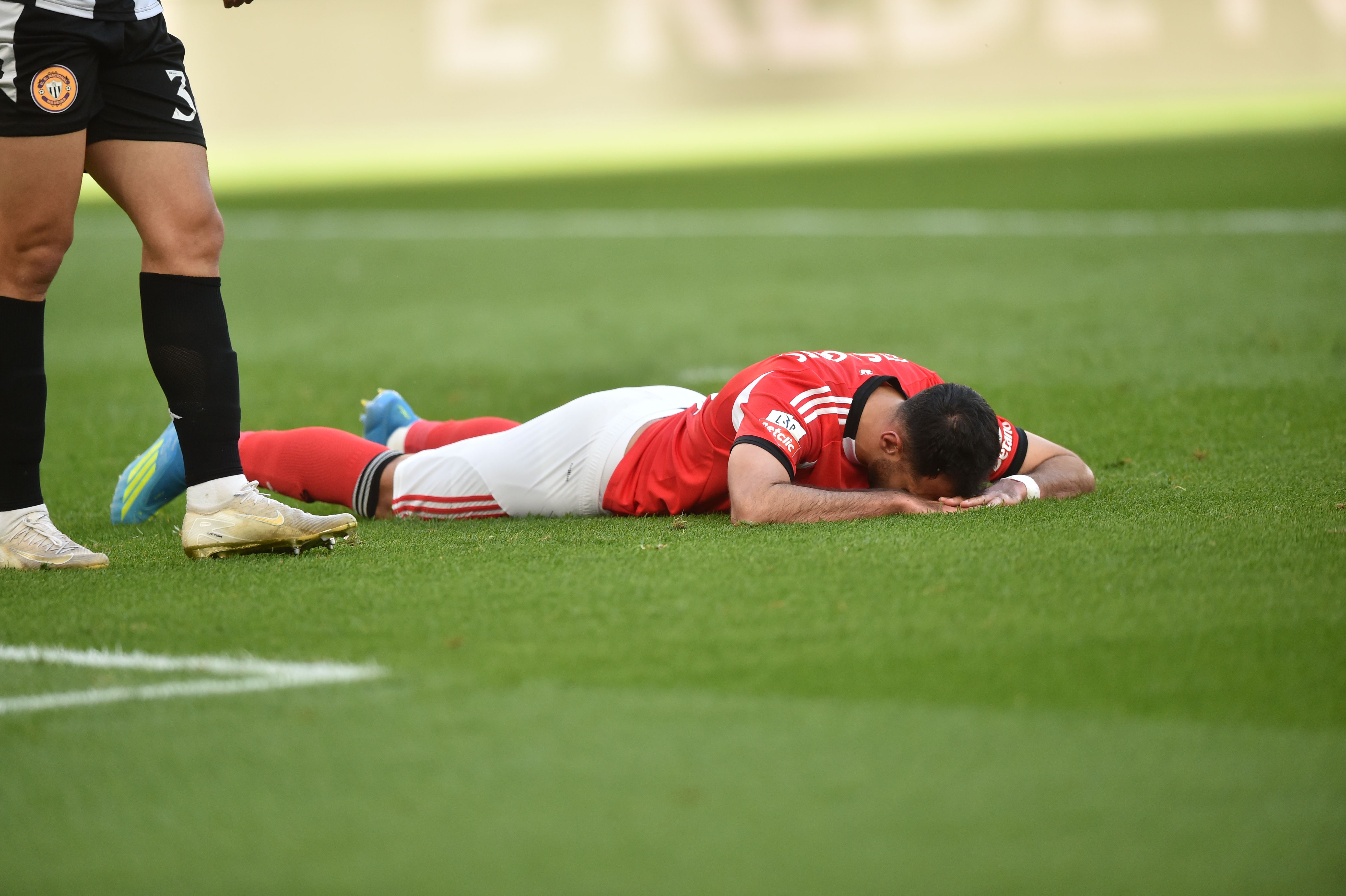 Pavlidis deitado no relvado - Foto: Miguel Nunes