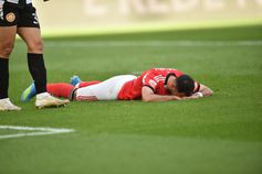 Pavlidis deitado no relvado - Foto: Miguel Nunes