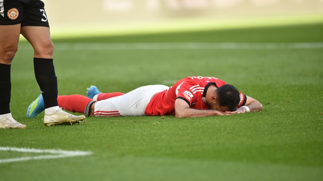 Pavlidis deitado no relvado - Foto: Miguel Nunes