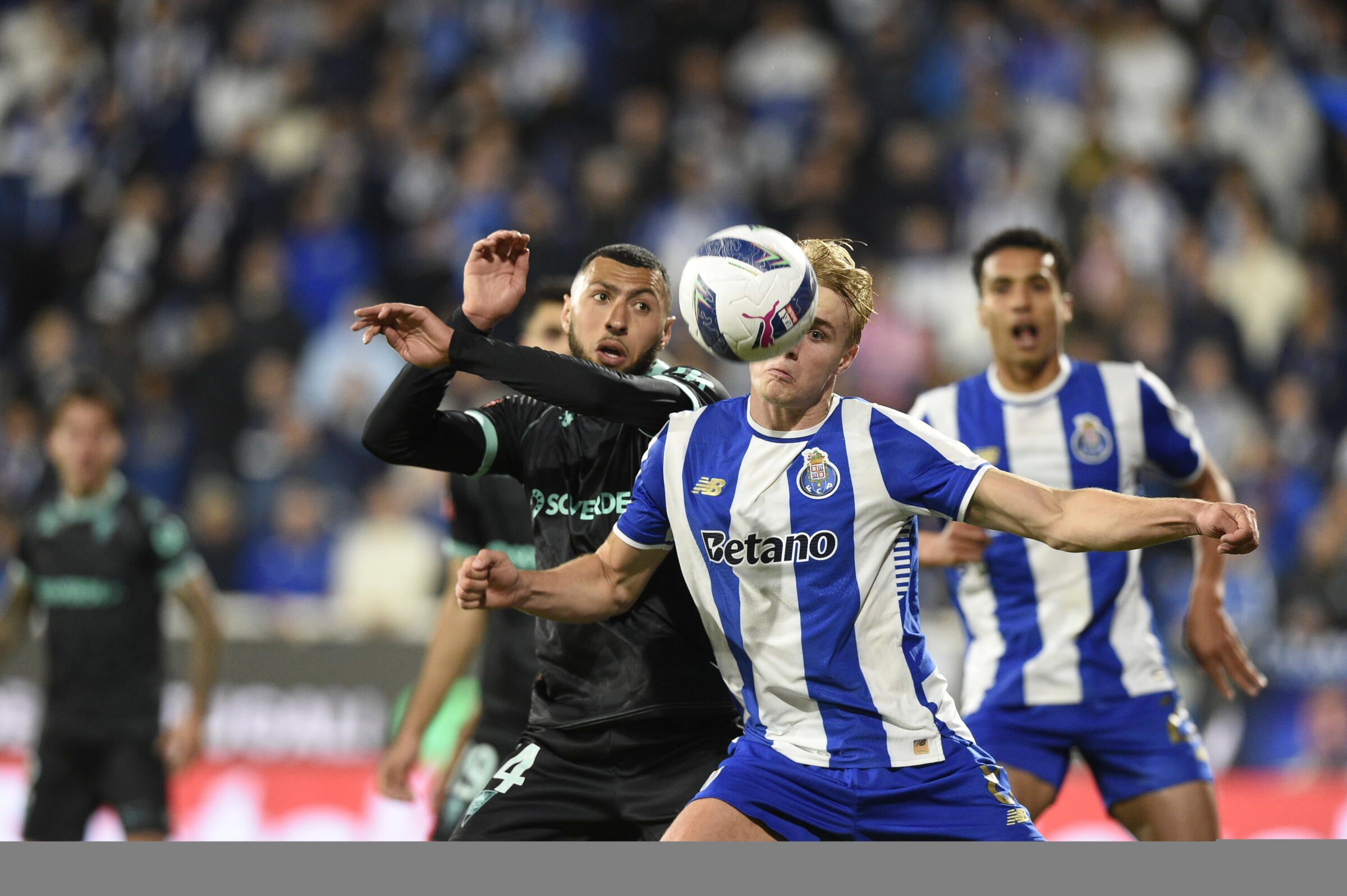 Begraoui e Froholdt lutam pela bola - Foto: Sérgio Miguel Santos