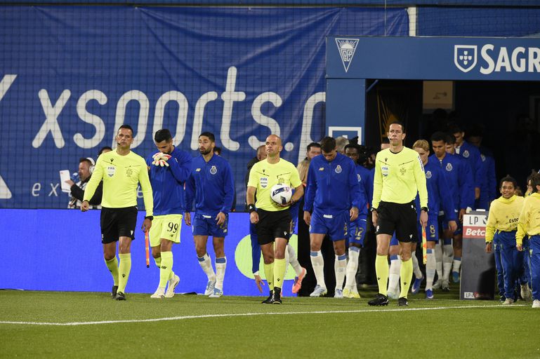 A entrada das equipas no Estádio António Coimbra da Mota - Foto: Sérgio Miguel Santos