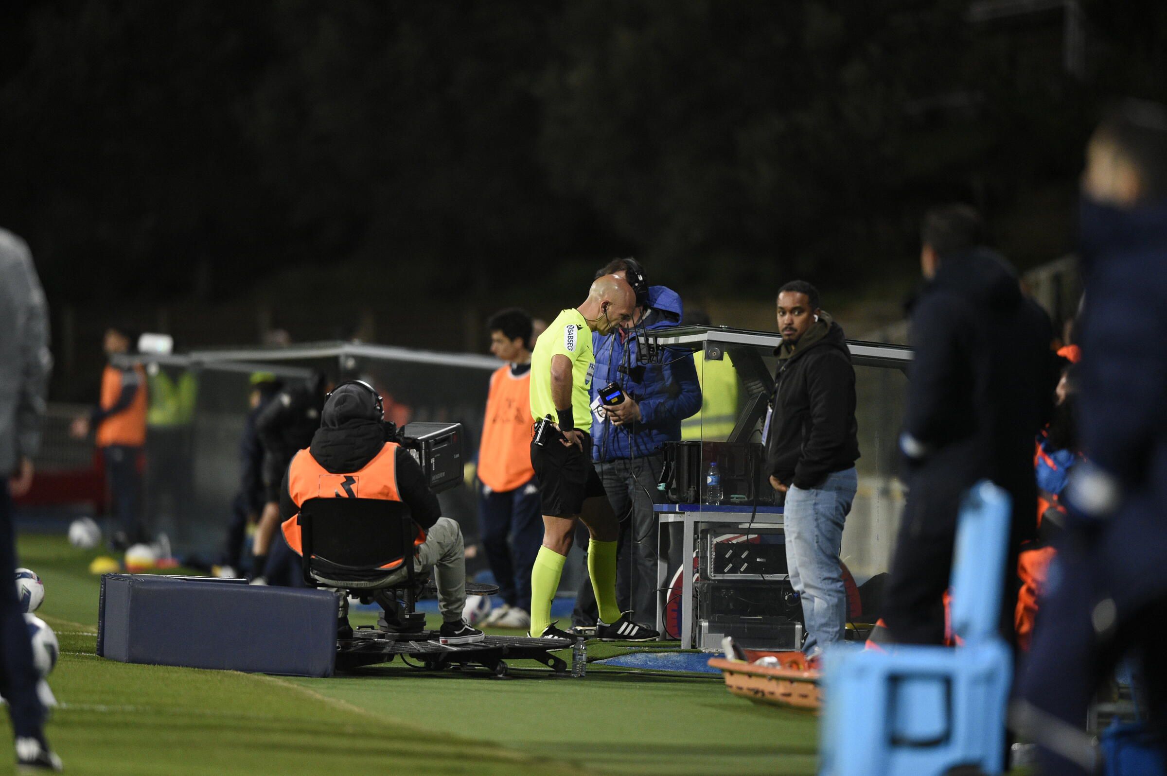 Luís Godinho reverteu penálti sobre Froholdt após revisão das imagens do VAR - Foto: Sérgio Miguel Santos