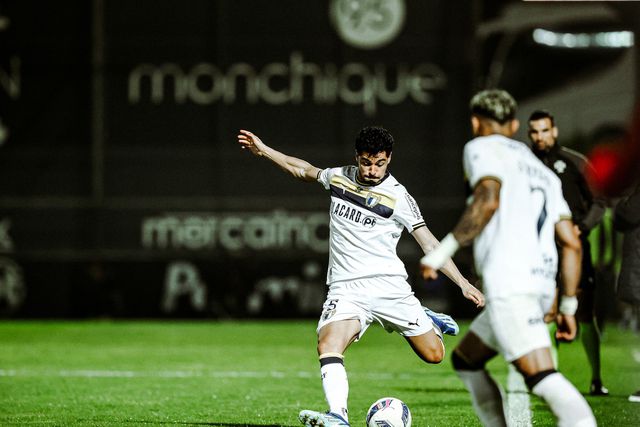 Camisola 5 está a cumprir a segunda temporada ao serviço do emblema de Vila Nova — Foto: Famalicão