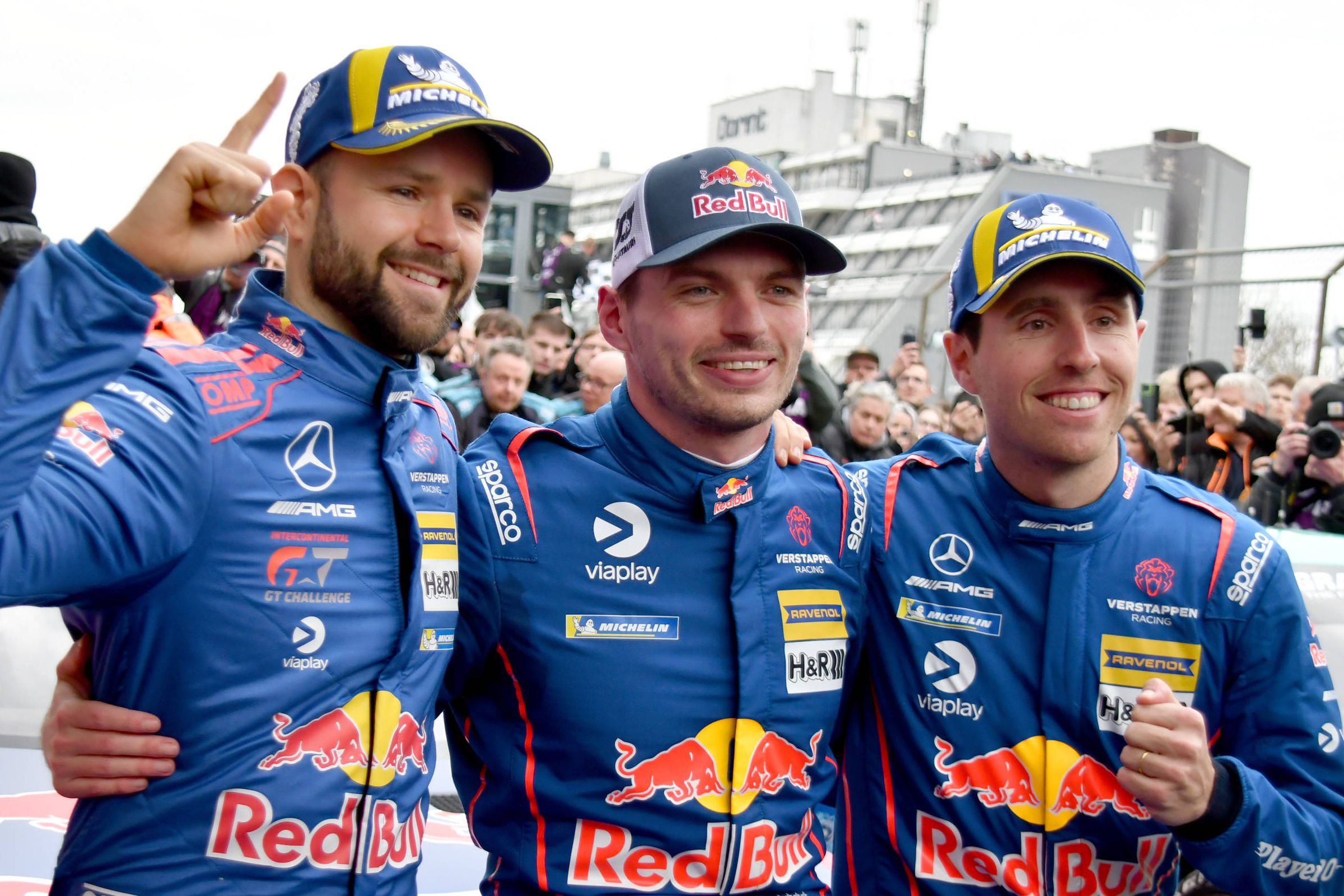 No mês passado, Verstappen com Daniel Juncadella e Jules Gounon em Nurburgring. IMAGO