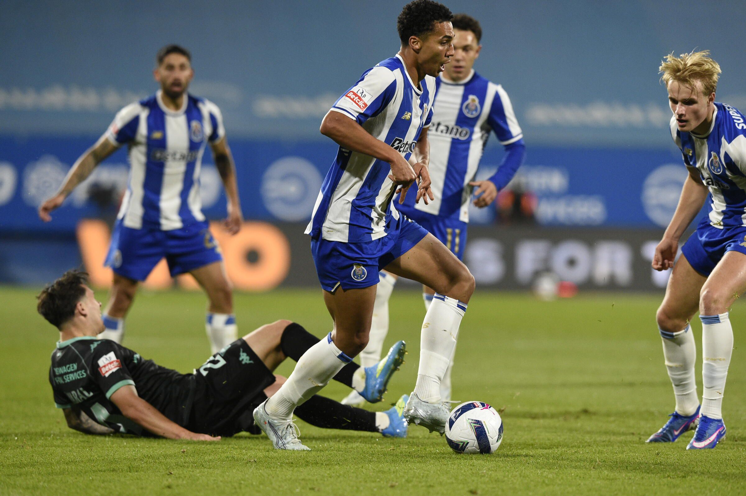 Alberto Costa conduz a bola - Foto: Sérgio Miguel Santos