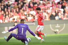 Kaique tenta travar remate de Rafa (Foto Miguel Nunes)