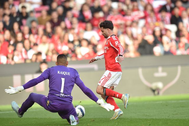 Kaique tenta travar remate de Rafa (Foto Miguel Nunes)