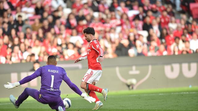 Kaique tenta travar remate de Rafa (Foto Miguel Nunes)